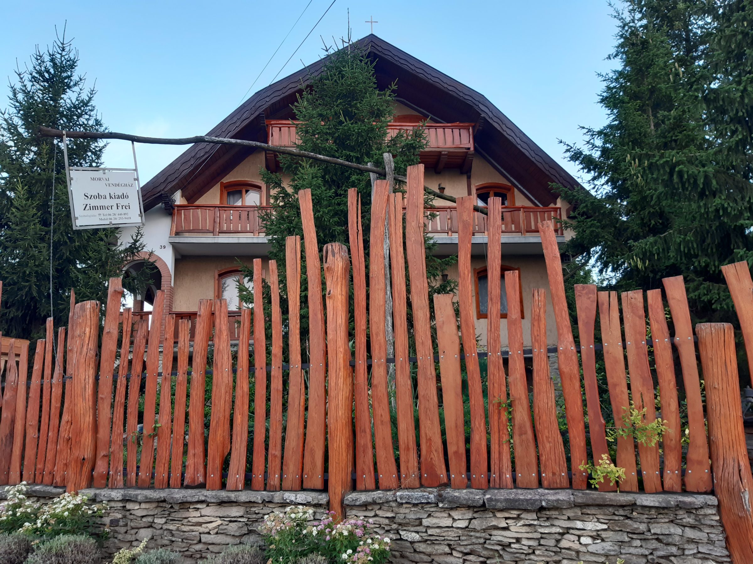 A panzió kertje esti hangulatban
